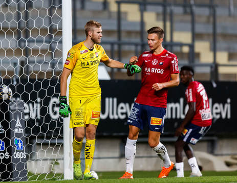 Örgrytes målvakt Fredrik Andersson jublar med Arvid