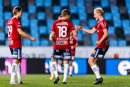 Örgrytes Anton Andreasson jublar med Adam Bergmark Wiberg