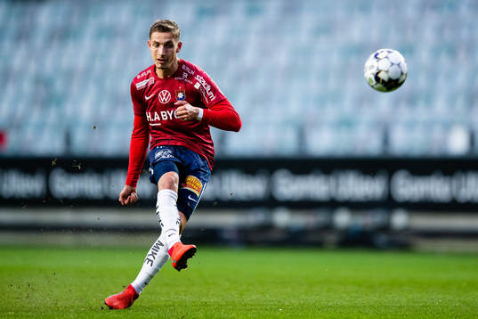 Örgrytes Lukas Browning Lagerfeldt med en frispark