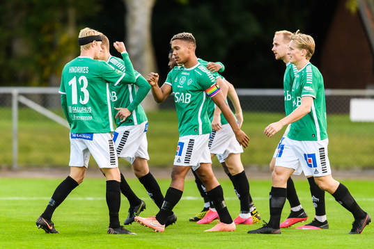 Brages Seth Kanteh Hellberg jublar med lagkamrater