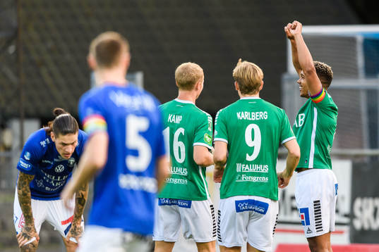 Brages Seth Kanteh Hellberg jublar med lagkamrater