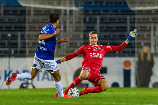 Brages målvakt Adrian Engdahl och Trelleborgs Carl Björk