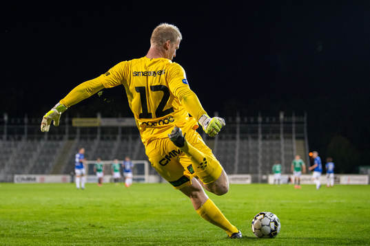 Trelleborgs målvakt Hampus Nilsson med en utspark