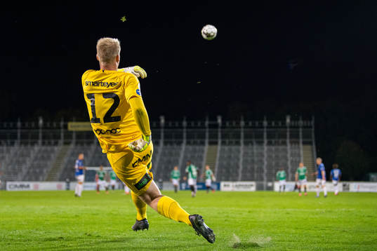Trelleborgs målvakt Hampus Nilsson med en utspark
