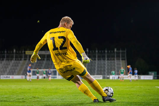 Trelleborgs målvakt Hampus Nilsson med en utspark