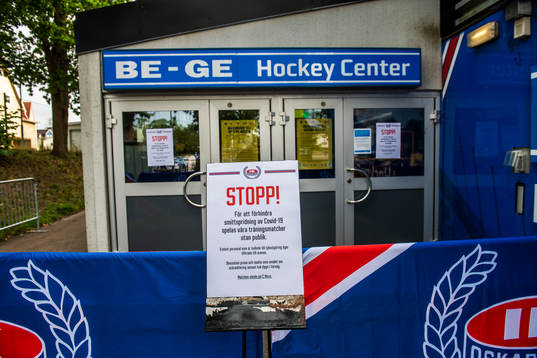 En lapp med covid-19 information utanför Be-Ge Hockey