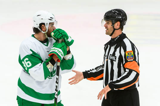 Rögles Eric Gelinas i samtal med domaren
