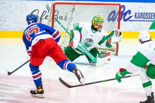 Oskarshamns Jonas Engström och Rögles målvakt