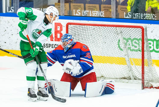 Oskarshamns målvakt Joe Cannata och Rögles Brady Ferguson