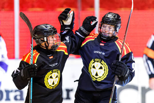 Brynäs Jaycee Gebhard jublar med Josefin Bouveng