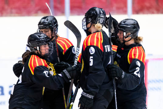 Brynäs Jaycee Gebhard (v) gör 2-1 och gratuleras av