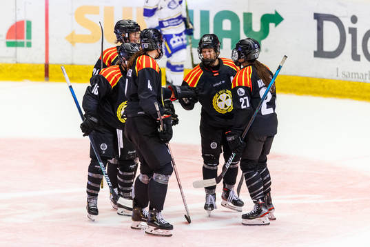 Brynäs Lara Stalder jublar med lagkamrater