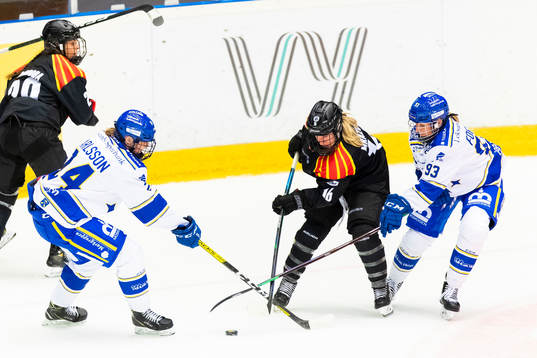 Brynäs Katerina Mrazova i kamp om pucken med Leksands Ida