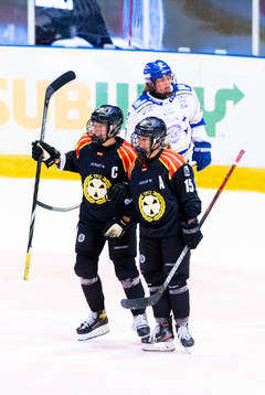 Brynäs Lara Stalder jublar med lagkamrater
