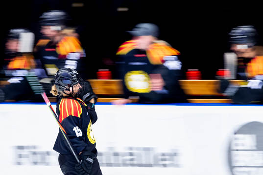 Brynäs Lara Stalder jublar med lagkamrater