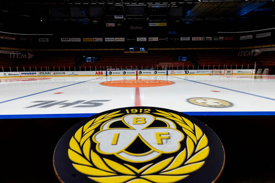 Ett bord med Brynäs klubbmärke inne på Monitor ERP Arena