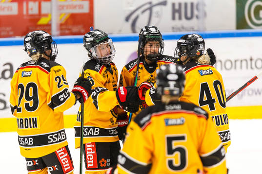 Luleås Jenni Hiirikoski jublar med lagkamrater