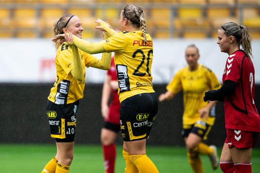 Elfsborgs Matilda Ståhlbom Karlsson jublar med Ebba