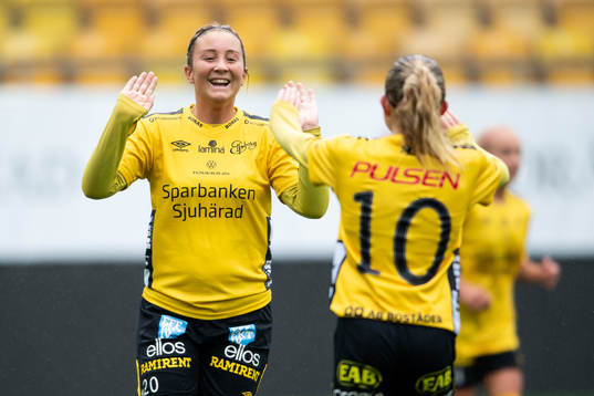 Elfsborgs Ebba Johansson gratulerar Matilda Ståhlbom