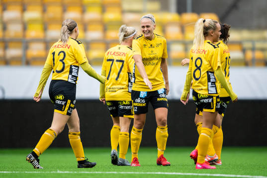 Elfsborgs spelare med Ellen Larsson i spetsen jublar
