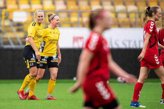 Elfsborgs Ellen Larsson jublar med Leann Nyström
