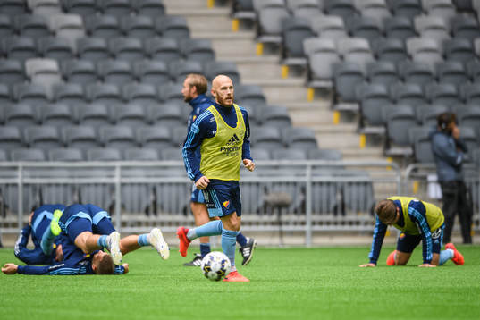 Djurgårdens Magnus Eriksson värmer upp