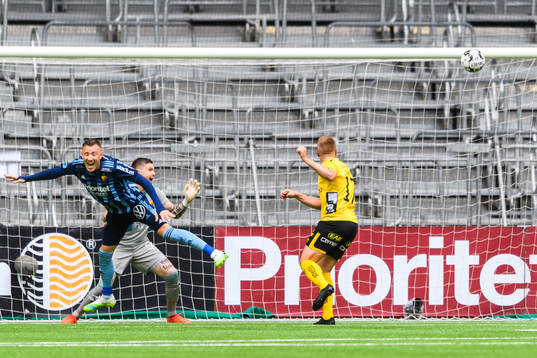 Elfsborgs Per Frick gör ett mål som senare döms bort