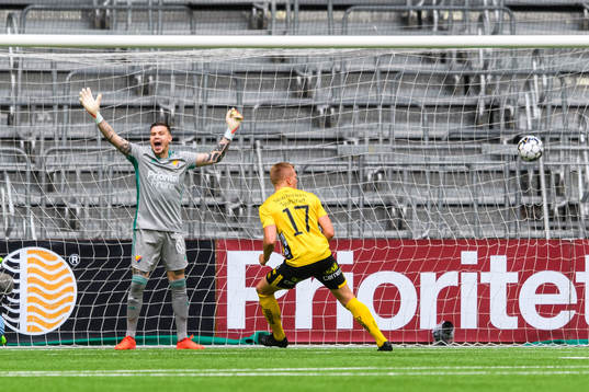 Djurgårdens målvakt Per Kristian Bråtveit reagerar