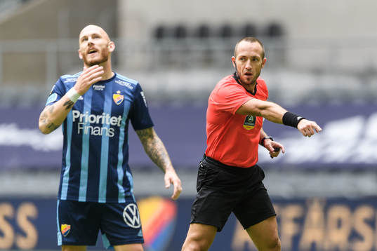 Djurgårdens Magnus Eriksson reagerar på ett domslut av