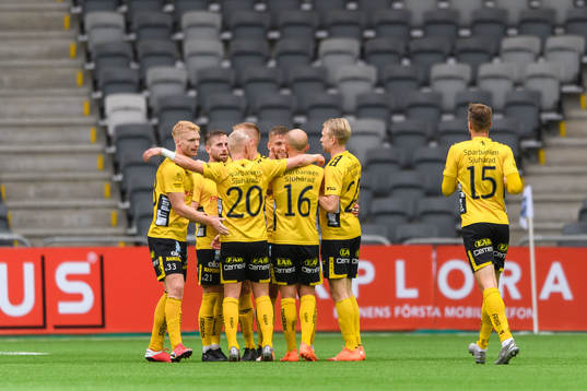 Elfsborgs Jesper Karlsson jublar med lagkamrater