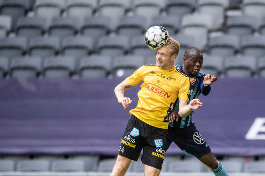 Elfsborgs Johan Larsson och Djurgårdens Edward Chilufya