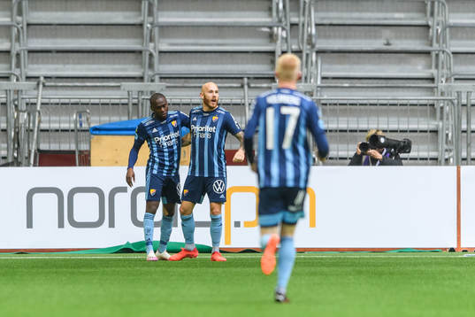 Djurgårdens Edward Chilufya jublar med Magnus Eriksson