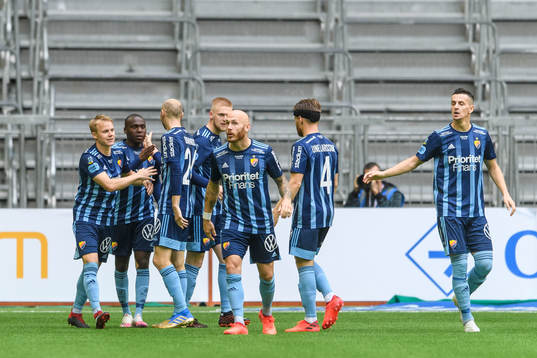 Djurgårdens Edward Chilufya jublar med Magnus Eriksson och