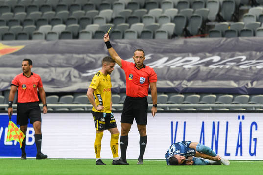 Elfsborgs Rasmus Alm får en varning av domare Kaspar