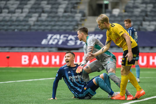 Djurgårdens Fredrik Ulvestad och målvakt Per Kristian