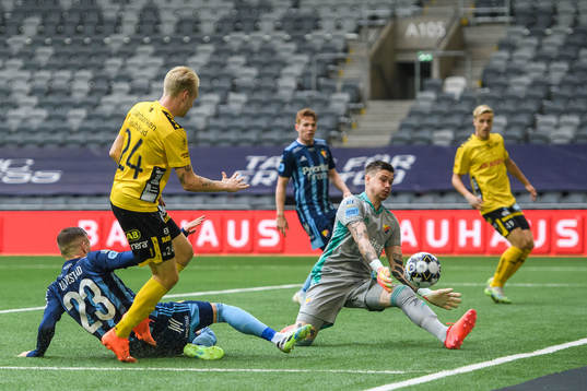 Elfsborgs Johan Larsson mot Djurgårdens målvakt Per