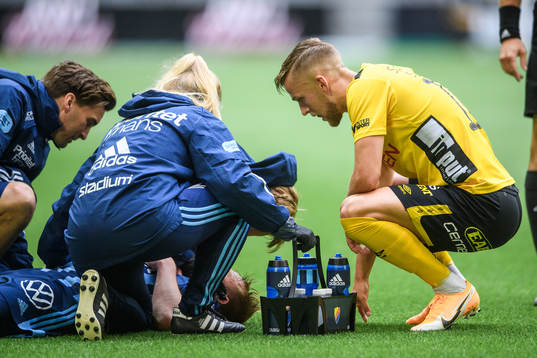 Elfsborgs Jesper Karlsson kollar till Djurgårdens Elliot