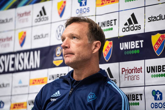Djurgårdens tränare Kim Bergstrand deltar i en