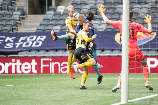 Elfsborgs Johan Larsson och Leo Väisänen mot Djurgårdens