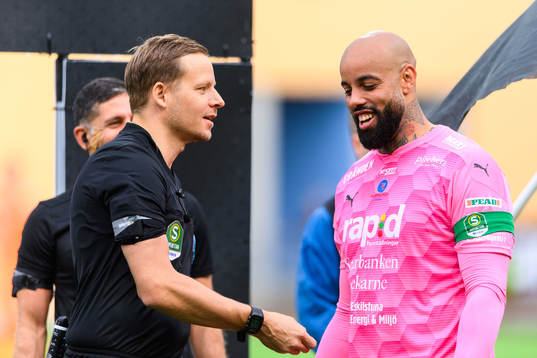 Domare Johan Krantz och AFC Eskilstunas målvakt Joshua