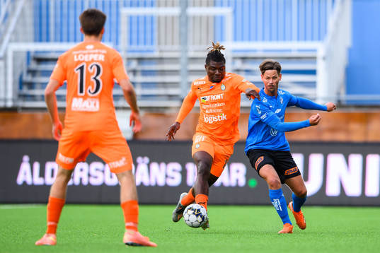 AFC Eskilstunas Onyedikachukwu Samuel Nnamani och Halmstads