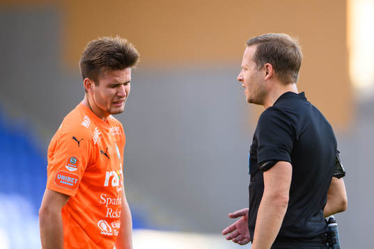 AFC Eskilstunas Wilhelm Loeper i samtal med domare Johan