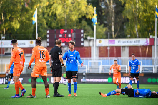 Halmstads Dusan Djuric reagerar mot domare Johan Krantz