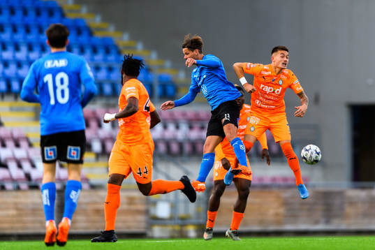 Halmstads Dusan Djuric och AFC Eskilstunas Adam Larsson