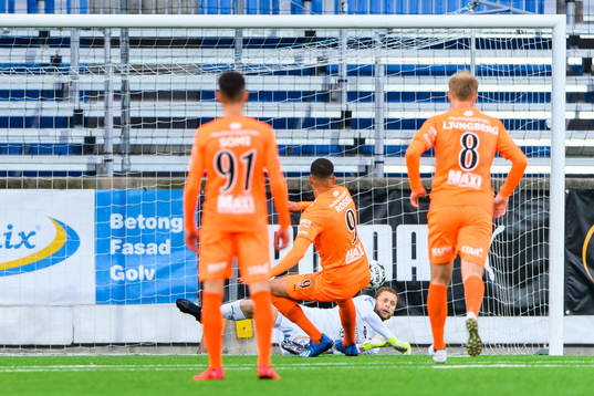 Halmstads målvakt Malkolm Nilsson Säfqvist räddar en