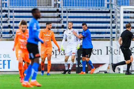Halmstads målvakt Malkolm Nilsson Säfqvist jublar med