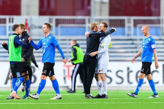 Halmstads målvakt Malkolm Nilsson Säfqvist jublar
