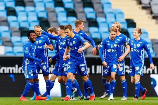 Sundsvalls Dennis Olsson jublar med lagkamrater