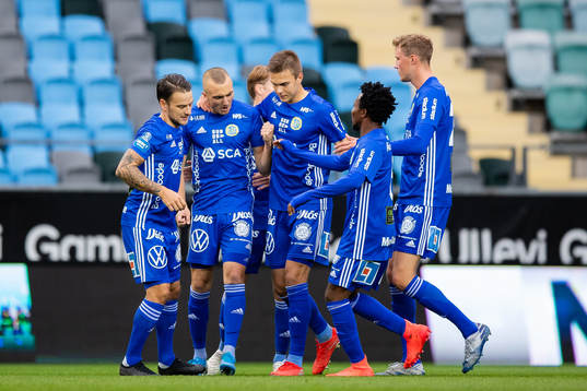 Sundsvalls Dennis Olsson jublar med lagkamrater