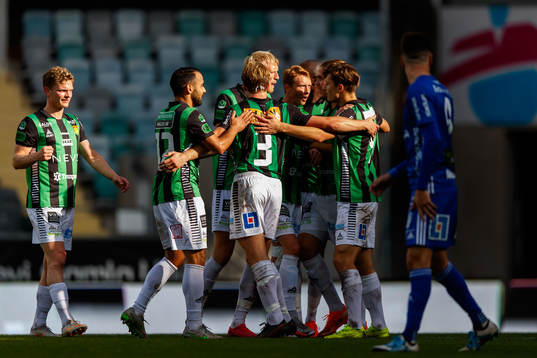 GAIS Adnan Maric jublar med lagkamrater